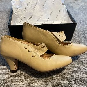 CHASE & CHLOE vintage style heels